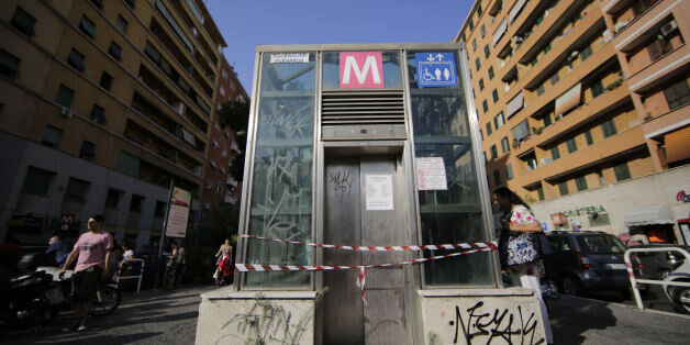 Bimbo Morto Nell'ascensore Metro, Tre Denunciati. Fiori E Candele ...