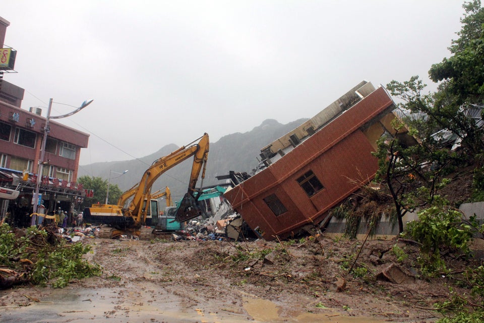 Boulder Narrowly Misses Car During Taiwan Landslide (VIDEO) | HuffPost ...