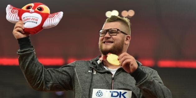 Pawel Fajdek vince la medaglia d'oro ai mondiali di atletica, si ubriaca e la usa per pagare il