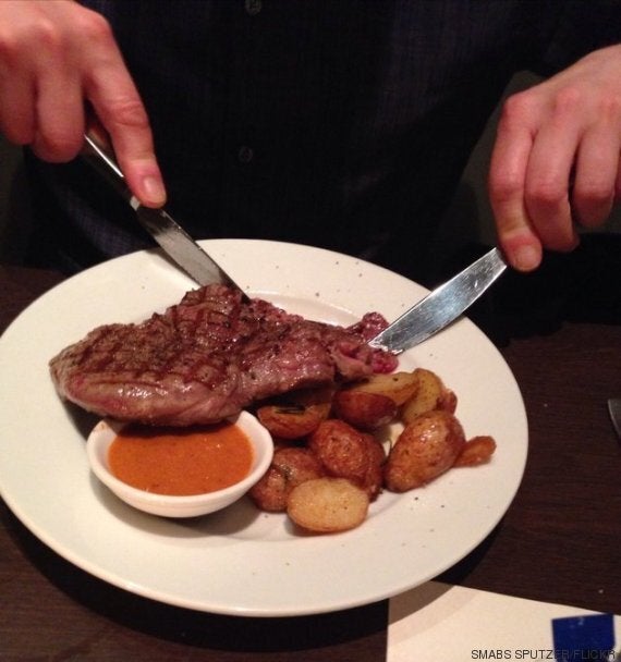 I vegetariani mangiano la carne di nascosto quando sono ubriachi. Lo fa 1 su 3, secondo un I vegetariani mangiano la carne di nascosto quando sono ubriachi. Lo fa 1 su 3, secondo un