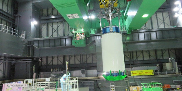 OKUMA, JAPAN - NOVEMBER 18: In this handout image provided by Tokyo Electric Power Co, workers operate a cask to remove nuclear fuel rods from a pool at No. 4 reactor of the Fukushima Daiichi Nuclear Power Plant on November 18, 2013 in Okuma, Fukushima, Japan. TEPCO started removing nuclear fuel from a damaged reactor building for the first time, marking a new stage in the decades-long decommissioning process. The operation to empty the storage pool in the No. 4 reactor building, which holds 1,533 nuclear fuel assemblies, began and expected to be removed by December 2014. But the overall decommissioning work at the stricken nuclear plant is expected to take 30 to 40 years to complete. (Photo by Tokyo Electric Power Co via Getty Images)