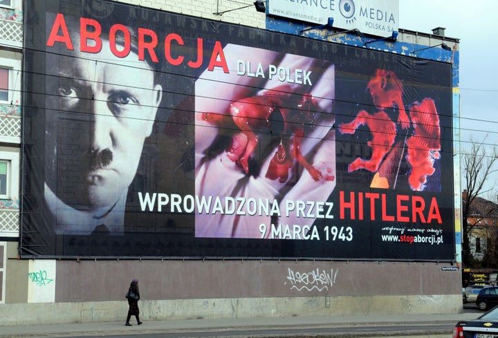 Campanha antiaborto usa outdoor com Hitler e fetos na Polônia - BBC News  Brasil