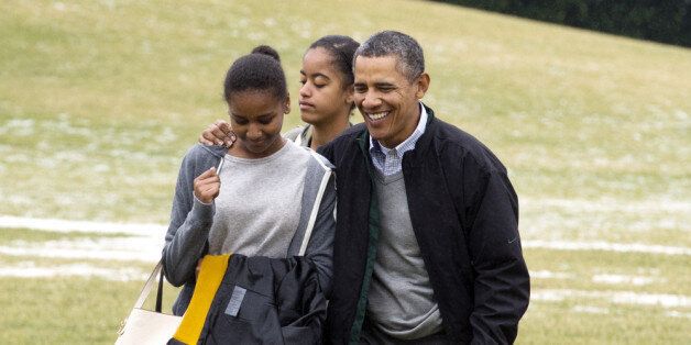 WASHINGTON, DC - JANUARY 5: (AFP OUT) U.S. President Barack Obama (R) and his daughters Malia (C) and Sasha (L) walk across the South Lawn of the White House after arriving by Marine One January 5, 2014 in Washington, DC. Obama returns from a two-week holiday in Hawaii. (Photo by Michael Reynolds-Pool/Getty Images)