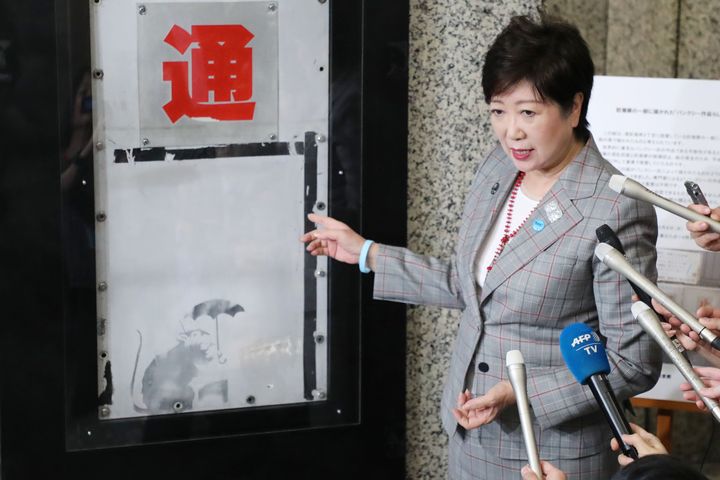 東京都庁で展示が始まったバンクシーの作品に似たネズミの絵。小池百合子知事も様子を見に来た＝4月25日、東京都新宿区