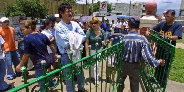 SAN JOSE, COSTA RICA: Nicaraguan immigrants line up on August 20, 2001 infront of an immigration office in San Jose to ask for permission to work or live in Costa Rica. Costa Rica has 226, 374 Nicaraguan residents who make up about 6% of the total population of the country. Inmigrantes Nicaraguenses hacen fila el 20 de agosto de 2001 para solicitar permisos de trabajo o residencias en una oficina de migraciones en San Jose, Costa Rica. En el pais residen un total de 226.374 nicaraguenses, cifra que constituye el 6% del total de la poblacion, que es de 3,8 millones de habitantes, segun datos revelados por el IX Censo Nacional de Poblacion y Vivienda. AFP PHOTO/ Teresita CHAVARRIA (Photo credit should read TERESITA CHAVARRIA/AFP/Getty Images)