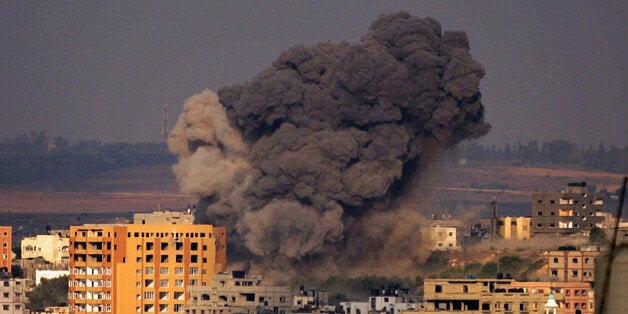 GAZA CITY, GAZA - AUGUST 22 : Smoke rises from Gaza City following an Israeli air strike on August 22, 2014. (Photo by Yasser Qudih/Anadolu Agency/Getty Images)