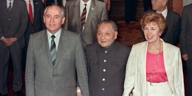 Chinese President Deng Xiaoping (C) ushers hand in hand Soviet President Mikhail Gorbachev (L) and his wife Raisa into the ba