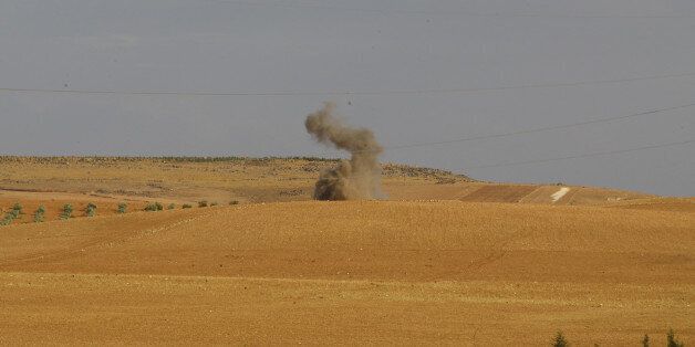 ALEPPO, SYRIA - SEPTEMBER 25: A view of howitzer attack by Islamic State of Iraq and the Levant (ISIL) during the clashes with Free Syrian Army rebel fighters in Ayn al-Arab district of Aleppo Governorate in northern Syria on September 25, 2014. (Photo by Ensar Ozdemir/Anadolu Agency/Getty Images)
