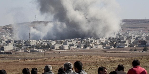 SANLIURFA, TURKEY - OCTOBER 22: People watch the clashes between Islamic State of Iraq and Levant (ISIL) and armed groups in Ayn al-Arab (Kobani) from Suruc district of Turkey's Sanliurfa on October 22, 2014. (Photo by Murat Kula/Anadolu Agency/Getty Images)