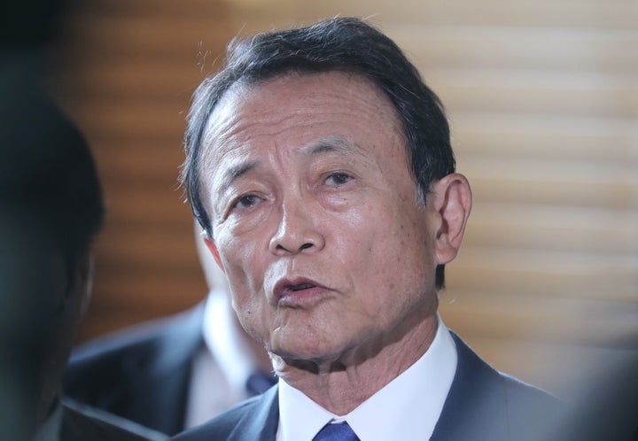 閣議後、報道陣の取材に応じる麻生太郎氏＝2018年05月18日、首相官邸