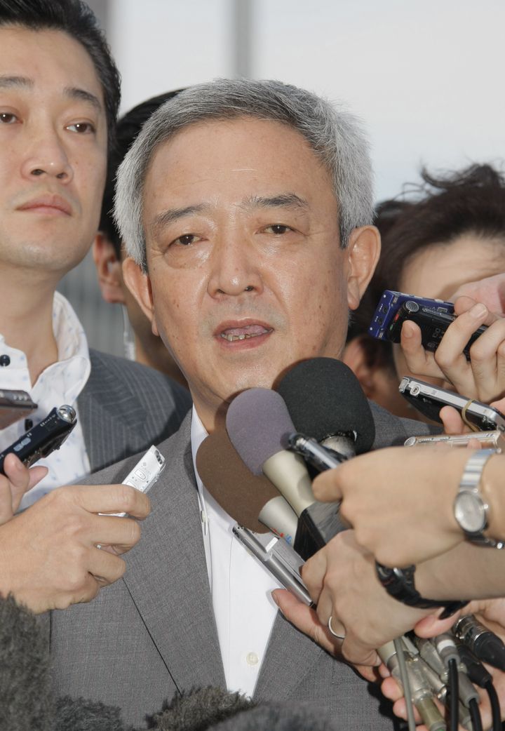 記者会見で質問に答える松本龍氏（2011年07月04日、東京・赤坂）