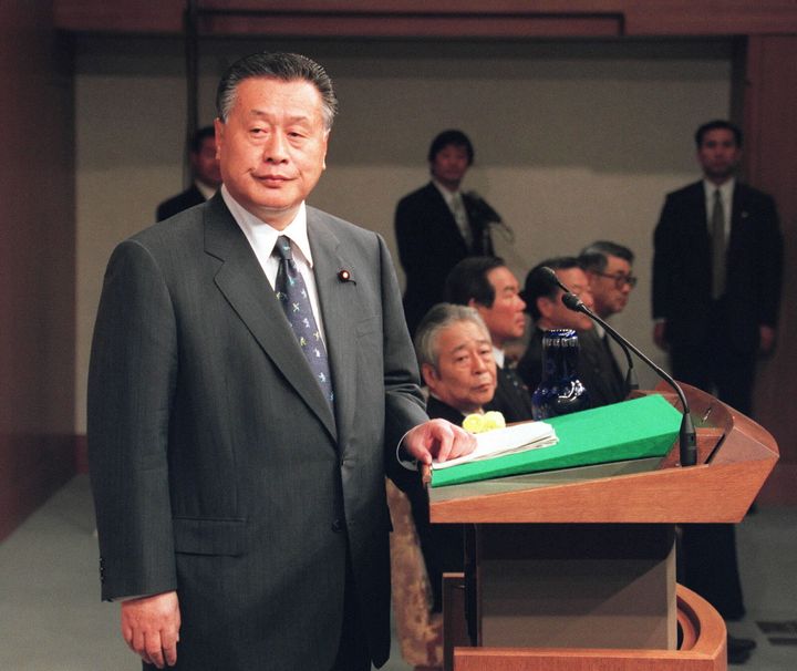 「日本は天皇を中心とする神の国」と自らの発言について釈明記者会見する森喜朗氏（2000年05月26日、首相官邸）