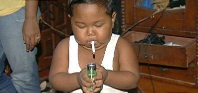 aldi cigarette Chain-Smoking Indonesian Tot Continues His Habit On Camera (VIDEO)