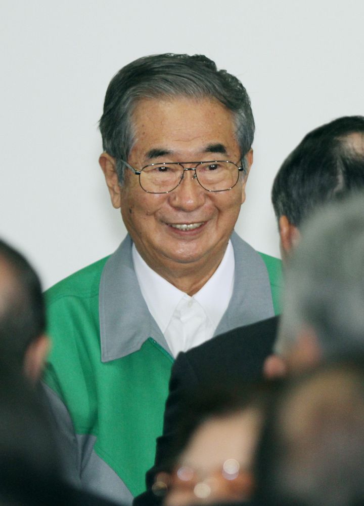 支援者に囲まれ笑顔を見せる石原慎太郎氏（2011年03月24日、港区南青山の選挙事務所）