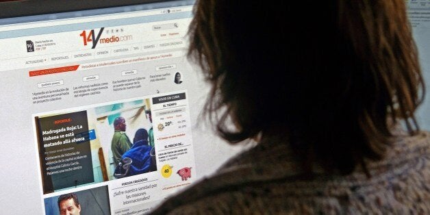 A woman reads Cuban blogger Yoani Sanchez's webpage in Montevideo, on May 21, 2014. Dissident blogger Yoani Sanchez on Wednes