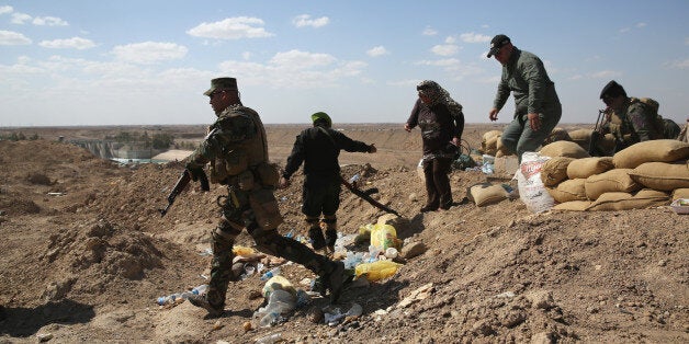 AL-KARMAH, IRAQ - APRIL 14: Iraqi Army troops take positions on the frontline with ISIL on April 14, 2015 near Al-Karmah, in Anbar Province, Iraq. Iraqi government forces are assaulting ISIL fighters on frontline positions which were established last year when ISIL captured much of the province. (Photo by John Moore/Getty Images)