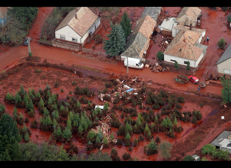Hungary Flood Of Toxic Sludge An 'Ecological Disaster' (PHOTOS