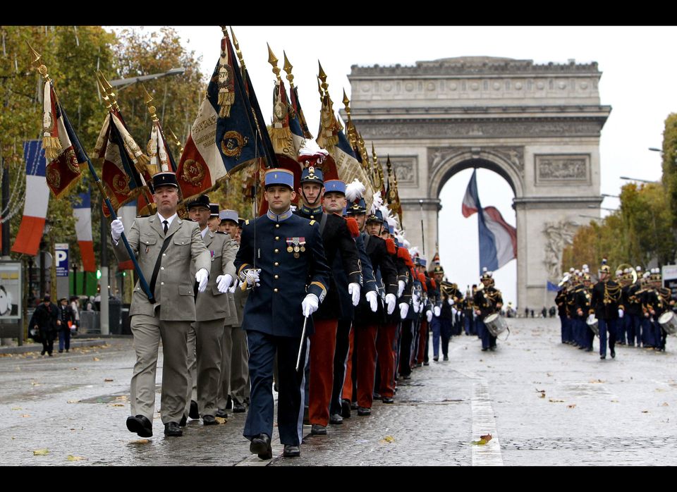 Франция пала. Le 11 novembre во Франции. 11 Ноября праздник во Франции. День перемирия во Франции 11 ноября. Праздник Победы во Франции.
