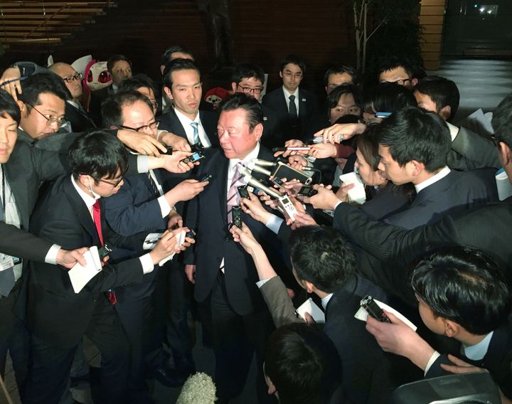 辞表を提出後、取材に応じる桜田義孝五輪担当相（中央）＝2019年04月10日夜、首相官邸