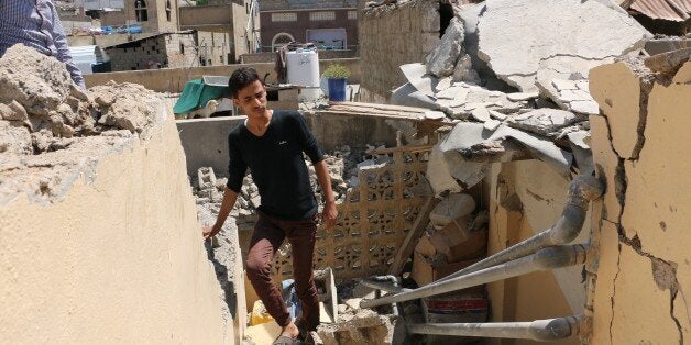 TAIZ, YEMEN - OCTOBER 22: Yemenis inspect destroyed buildings after Houthis attacked on residential areas with Katyusha rockets in Taiz, Yemen on October 22, 2015. (Photo by Abdulnasser Al Seddik/Anadolu Agency/Getty Images)