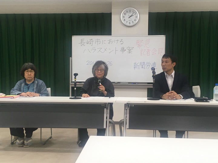 記者会見した角田由紀子弁護士（左）、中野麻美弁護士（中央）、南彰・新聞労連委員長