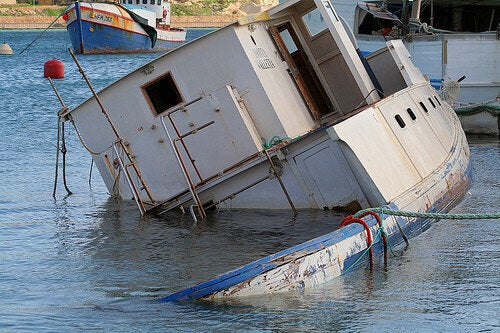 titanic sinks on maiden voyage