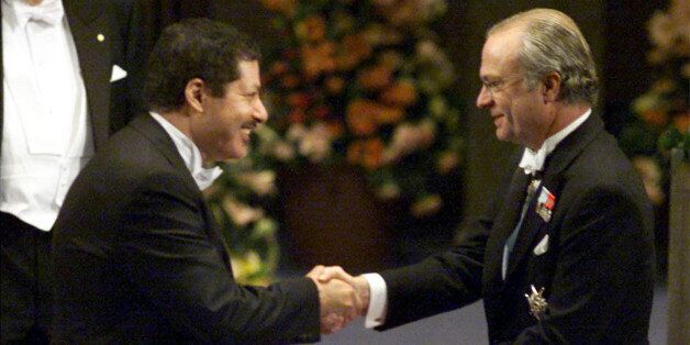 The 1999 Nobel Prize laureate in chemistry, Professor Ahmed H. Zewail, California Institute of Technology, Pasadena, receives the award from Swedish King Carl XVI. Gustaf (R) December 10.lb/ME