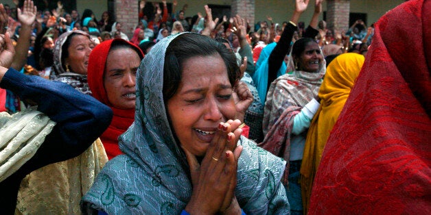 Women from the Christian community mourn for their relatives, who were killed by a suicide attack on a church, during their funeral in Lahore, March 17, 2015. Suicide bombings outside two churches in Lahore killed 14 people and wounded nearly 80 others during services on Sunday in attacks claimed by a faction of the Pakistani Taliban. REUTERS/Mohsin Raza (PAKISTAN - Tags: CIVIL UNREST POLITICS RELIGION OBITUARY)