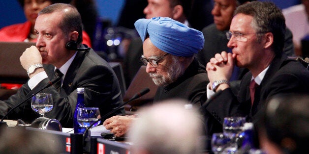 Turkey Prime Minister Recep Tayyip Erdogan (L), India Prime Minister Dr. Manmohan Singh and Norway Prime Minister Jens Stoltenberg take their seats before the plenary session of the Nuclear Security Summit 2010 in Washington, April 13, 2010. REUTERS/Jim Young (UNITED STATES - Tags: POLITICS MILITARY)