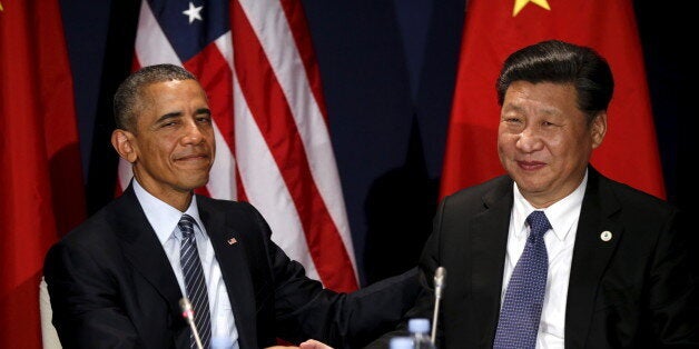 U.S. President Barack Obama shakes hands with Chinese President Xi Jinping during their meeting at the start of the climate summit in Paris November 30, 2015. REUTERS/Kevin Lamarque 