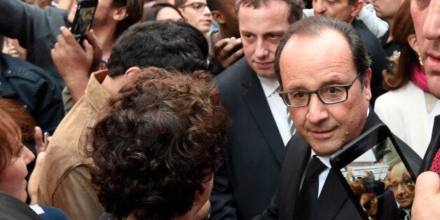 French President Francois Holande mingles with the crowd during a visit at the "French savoir-faire" fair on Broadway as part of the 70th UN assembly in New York on September 27, 2015 . AFP PHOTO/POOL/ALAIN JOCARD