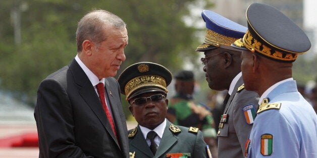 Turkey's President Tayyip Erdogan shakes hands with Ivorian officers while Ivory Coast's army chief Soumaila Bakayoko (2nd L) looks on at the presidential palace in Abidjan February 29, 2016. REUTERS/Luc Gnago 