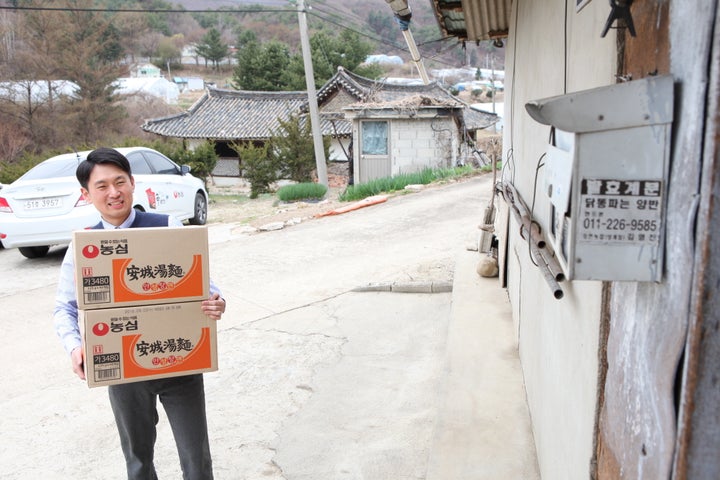 농심 춘천점의 강한솔 대리가 3년째 박 할아버지 댁으로 라면을 배달 중이다.