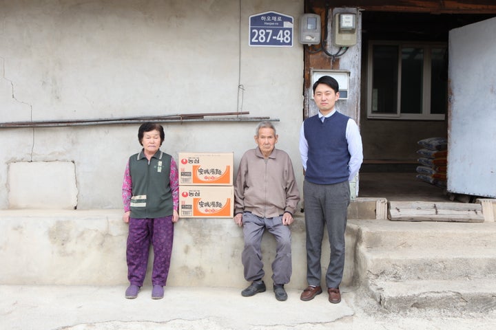 (왼쪽부터) 박병구 할아버지의 아내 최정숙 씨, 박병구 할아버지, 농심 춘천 지점의 강한솔 대리