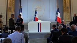 Macron derrière un bureau pour son allocution comme De Gaulle et