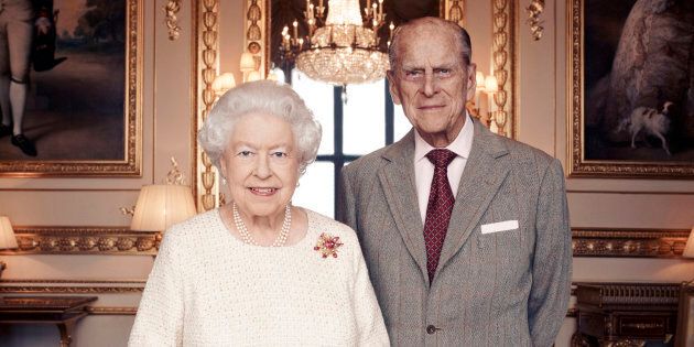 La Regina Elisabetta Ii E Il Principe Filippo Festeggiano 70 Anni Di Matrimonio E Questo Ritratto Ufficiale E La Prova Del Loro Amore L Huffpost