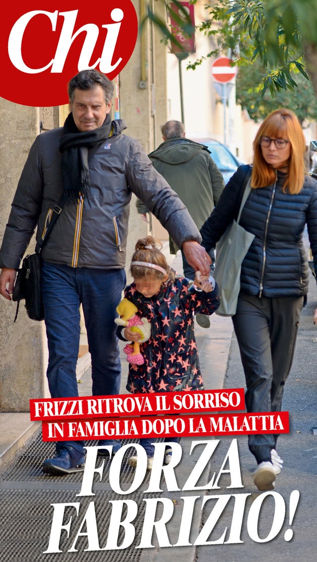 Fabrizio Frizzi A Passeggio Con Moglie E Figlia Le Prime Foto Del Conduttore Dopo La Malattia L Huffpost