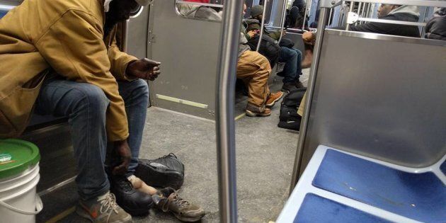 Si toglie le scarpe e le regala a un senzatetto in treno: un gesto che restituisce fiducia