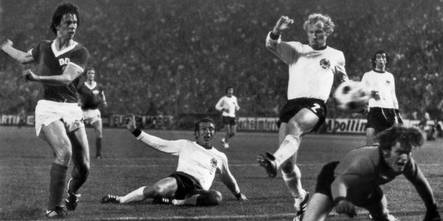 Il gol di Jurgen Sparwasser contro la Germania Ovest. L'unico scontro tra queste due nazionali ad un mondiale di calcio. Foto: Getty Images.