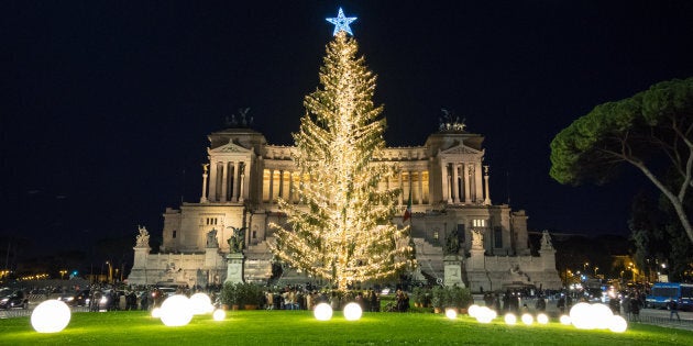 Immagini Natale Roma.L Albero Di Natale Di Roma Sponsorizzato Da Netflix Alto 20 Metri Sara Illuminato Da 60mila Luci L Huffpost