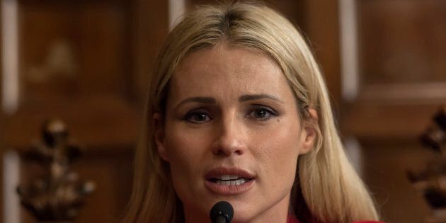 Immagini Donne Babbo Natale.Michelle Hunziker Scrive La Lettera A Babbo Natale Portaci Il Rispetto Verso Le Donne L Huffpost