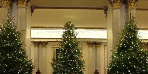 Addobbi Natalizi In Inglese.Il Natale Si Accende A Buckingham Palace Ma Quest Anno Gli Addobbi Hanno Il Tocco Della Regina L Huffpost