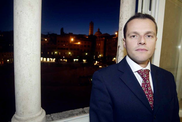 Mps, morte di David Rossi: il gip di Genova archivia indagine su festini hard Mps, morte di David Rossi: il gip di Genova archivia indagine su festini hard