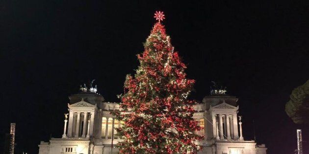 Alberi Immagini Di Natale Bellissime.Spelacchio Addio Acceso L Albero Di Natale Di Roma Ed E Bellissimo L Huffpost