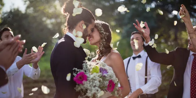 in italia ci si sposa sempre piu tardi e sempre meno l huffpost