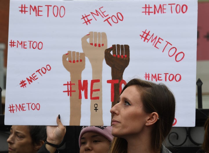 「＃ＭｅＴｏｏ」と声を上げる女性