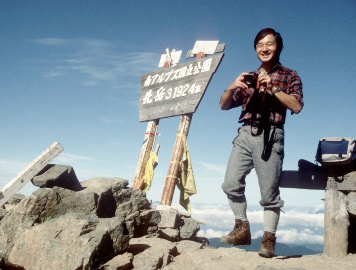 念願の南アルプス・北岳山頂に到着し、笑顔で写真撮影される27歳の天皇陛下＝1987年8月、山梨県芦安村（現・南アルプス市）