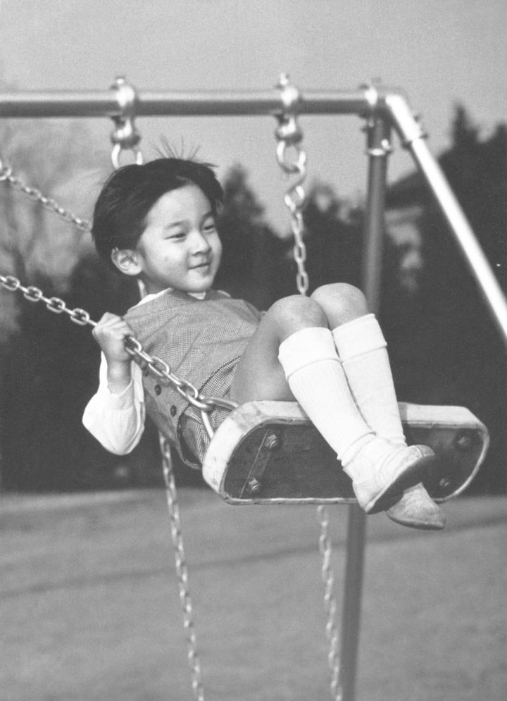 5歳の誕生日を前に、ブランコで遊ばれる天皇陛下＝1965年2月、東京都港区の東宮御所