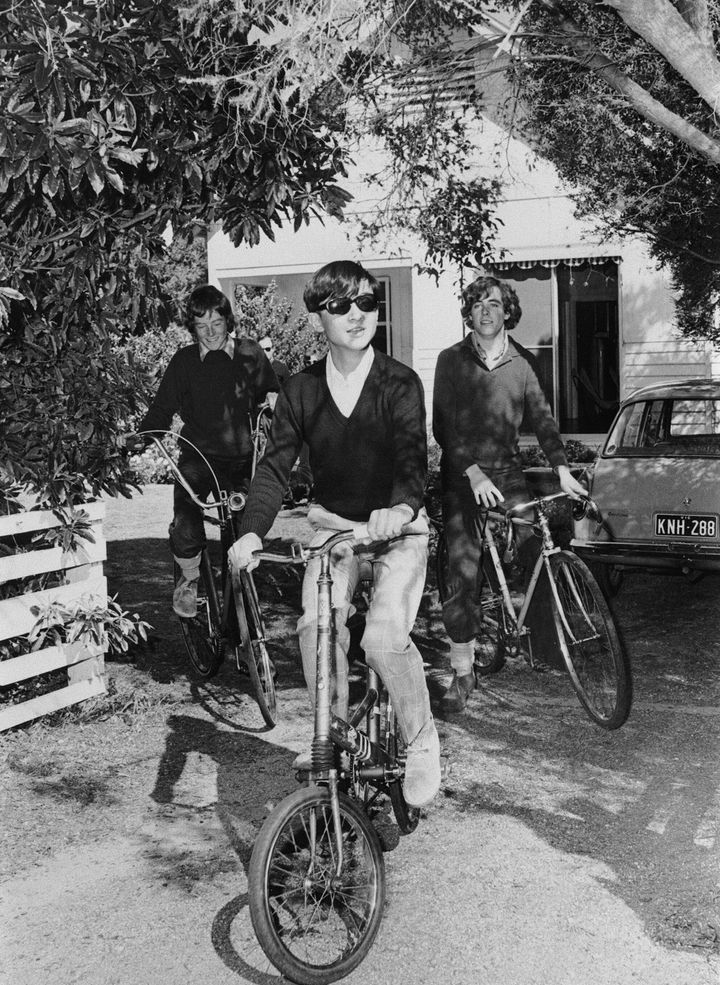 メルボルン郊外のポイントロンズデールにある銀行家夫妻の別荘で、自転車に乗られる14歳の天皇陛下＝1974年8月、オーストラリア・ポイントロンズデール
