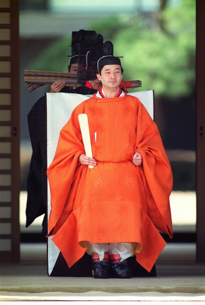 「立太子宣明の儀」を終え宮殿を出られる束帯姿の31歳の天皇陛下＝1991年2月、皇居